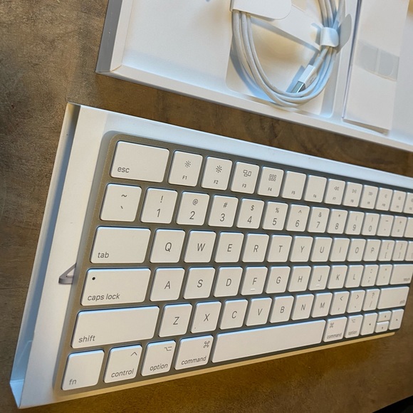 Apple Magic Keyboard 2 - LIKE NEW - Picture 6 of 7
